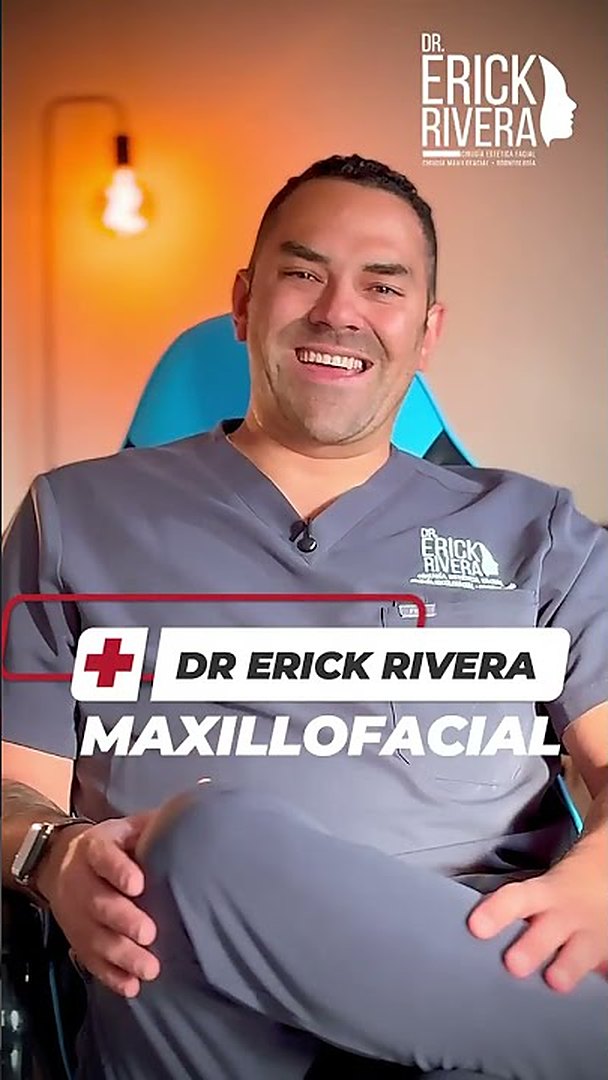 Dr. Erick Rivera explaining the full-arch implant treatment